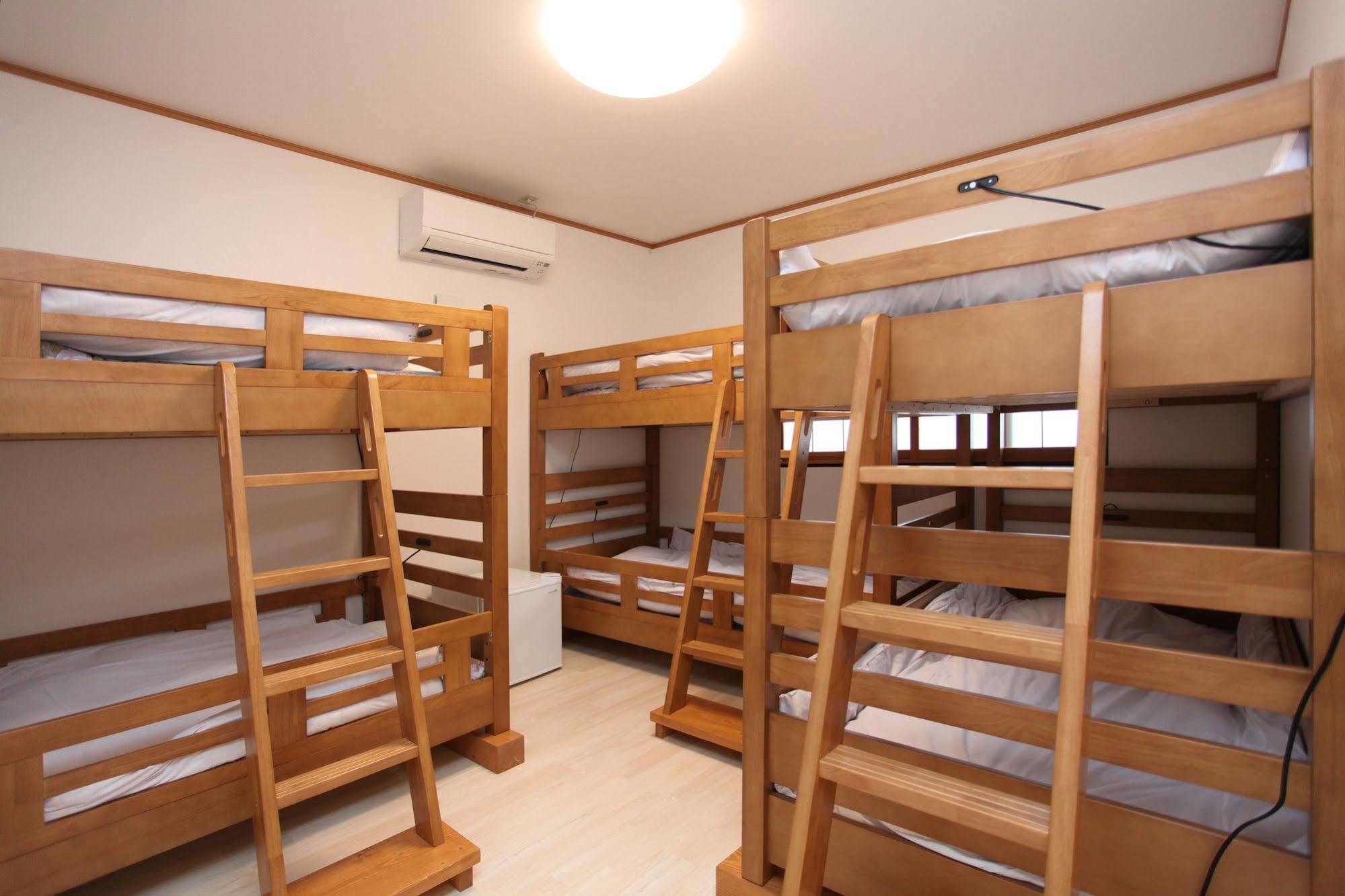 לינה וארוחת בוקר פוג'יושידה Fujiyama Base מראה חיצוני תמונה